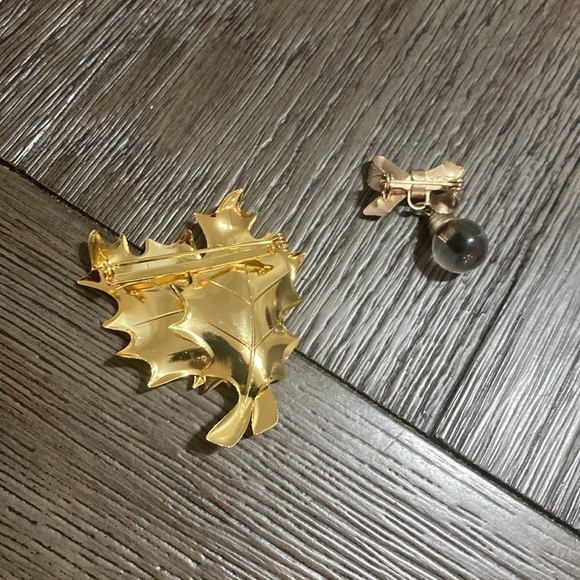 Vintage maple leaf & bow brooches pins - Picture 5 of 9